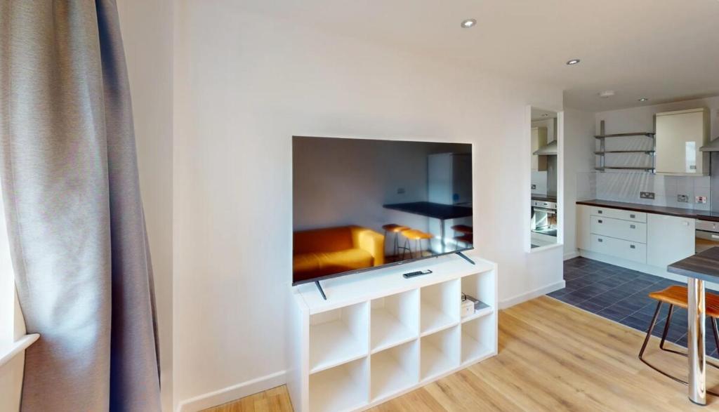 Η κουζίνα ή μικρή κουζίνα στο Three Bed Flat on Shakespeare St Sleeps up to 6