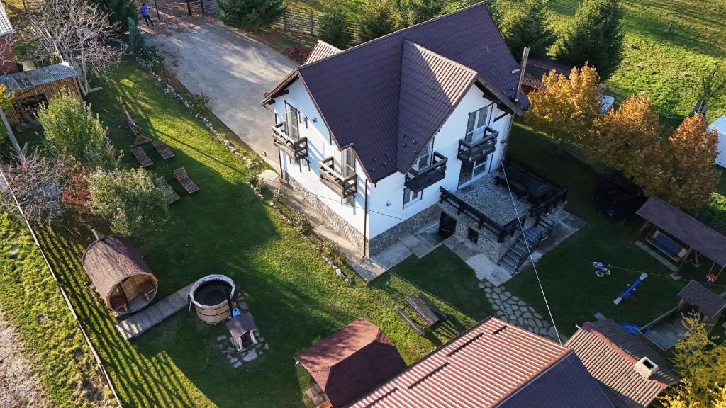 eine Draufsicht auf ein Haus mit Garten in der Unterkunft Casa Elder Villa in Bran
