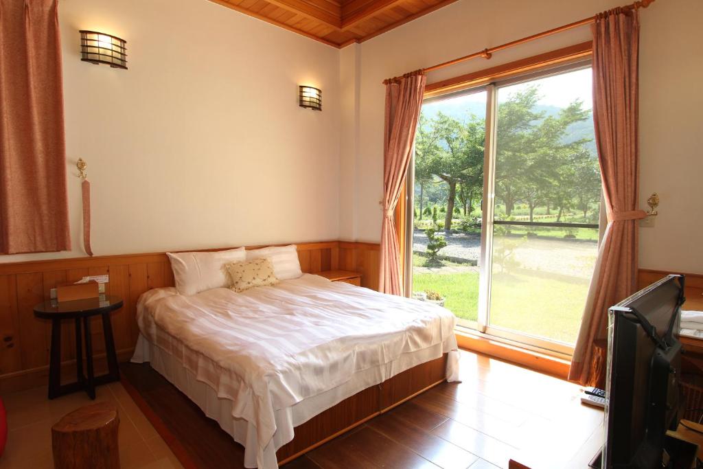 Postel nebo postele na pokoji v ubytování Seasons Inn
