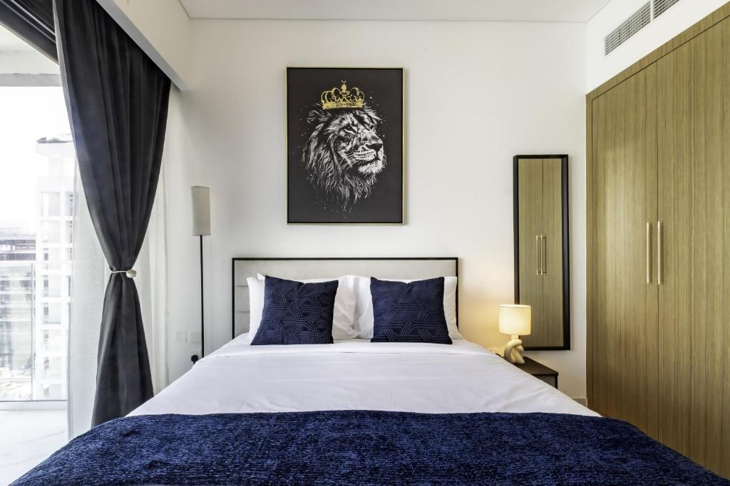 Ένα ή περισσότερα κρεβάτια σε δωμάτιο στο Azizi Riviera 63