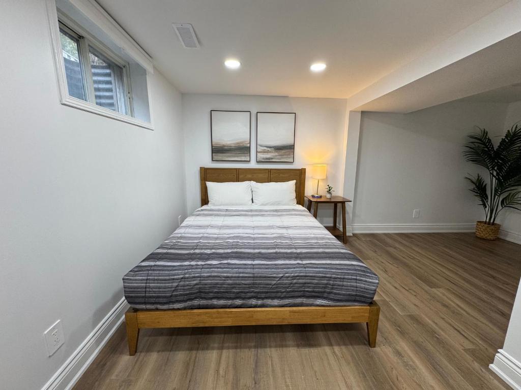 ein Schlafzimmer mit einem Bett und zwei Fenstern in der Unterkunft North Barrie !A Stylish and Spacious Private Bedroom with Private Bathroom in Barrie