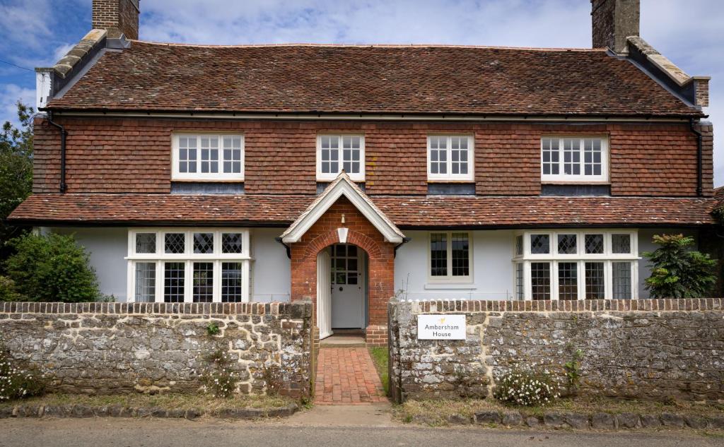 SelhamにあるAmbersham Houseの石壁の古いレンガ造りの家