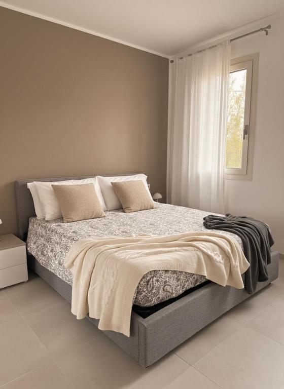 a bedroom with a large bed with a window at Soffio del Mar in Pila