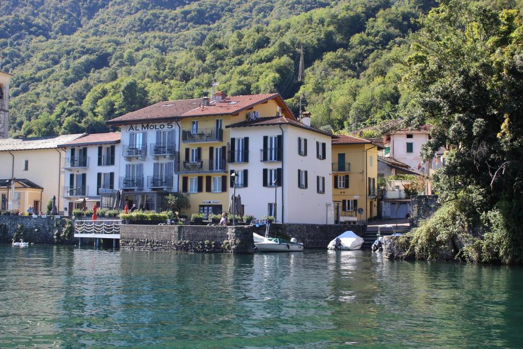 een groep gebouwen aan het water in een stad bij Domus Graziana - Lake Front in Oliveto Lario