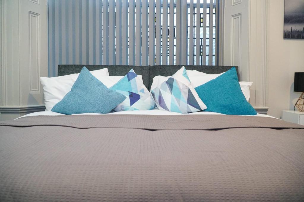 Ένα ή περισσότερα κρεβάτια σε δωμάτιο στο Castle View Stays