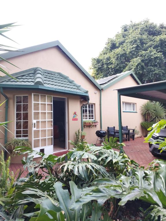 センチュリオンにあるLily's Innの目の前に植物がたくさんある家