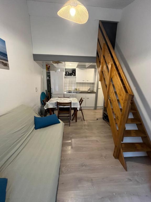 una sala de estar con un sofá y una mesa en À deux pas du courant, en Mimizan-Plage