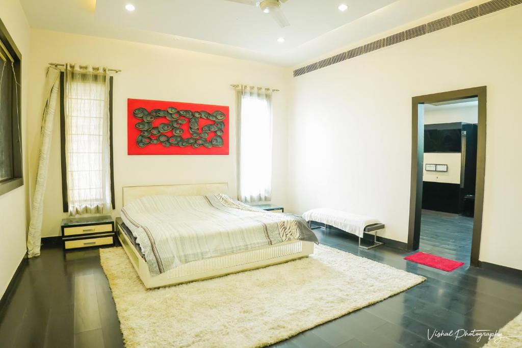 Postel nebo postele na pokoji v ubytování Dreamanor Blissful Stay Amritsar