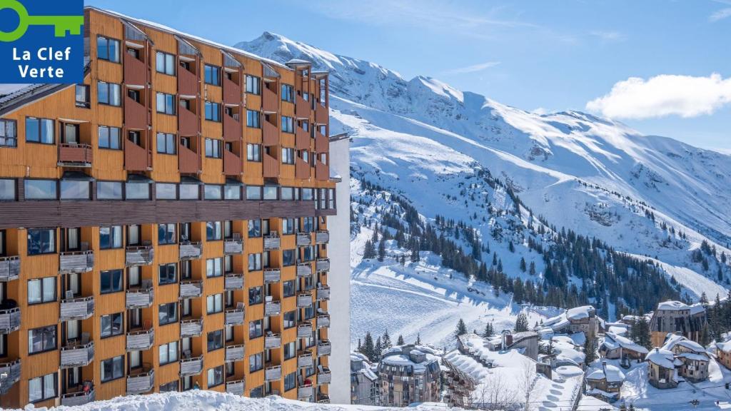 Nespecifikovaný výhled na hory nebo výhled na hory při pohledu z aparthotelu