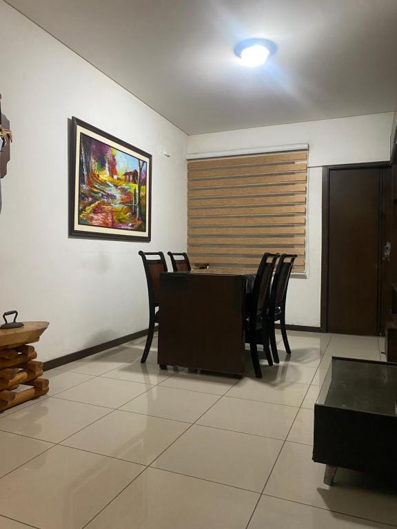 ein Esszimmer mit Tisch und Stühlen in der Unterkunft Equipetrol departamento minino 2dias in Hamacas