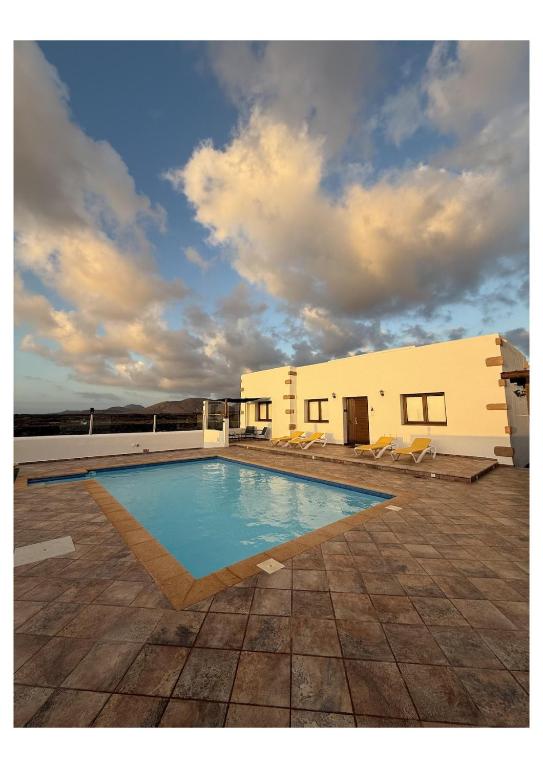 Бассейн в Idyllic Villa La Hoya Private Pool или поблизости