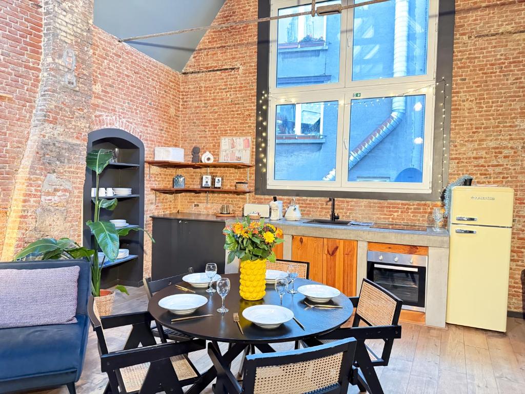 アントワープにあるNEW Central old town - Exclusive Residencesのテーブルと椅子のあるダイニングルーム