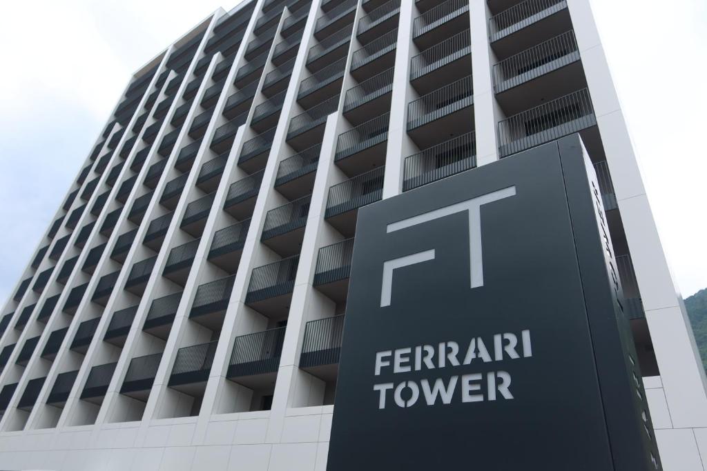 un edificio con un letrero que indica la torre Fernbank en Ferrari Tower, en Bolzano