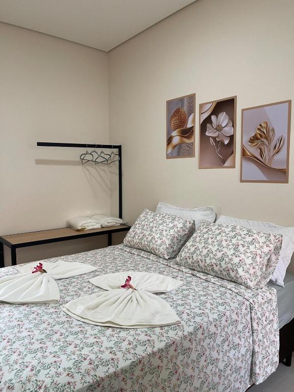 a bedroom with a bed with two plates on it at Apartamento em Sinop 11 in Sinop