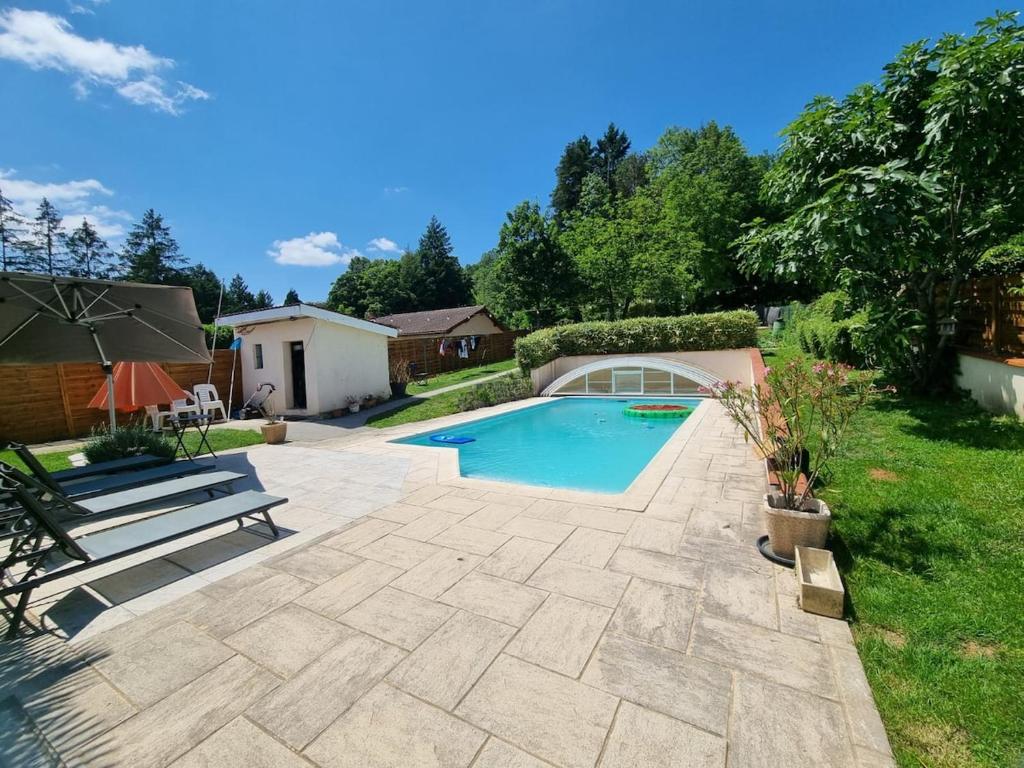 een achtertuin met een zwembad en een patio bij La Coloc - Chatillon la Palud idéal PROS in Châtillon-la-Palud