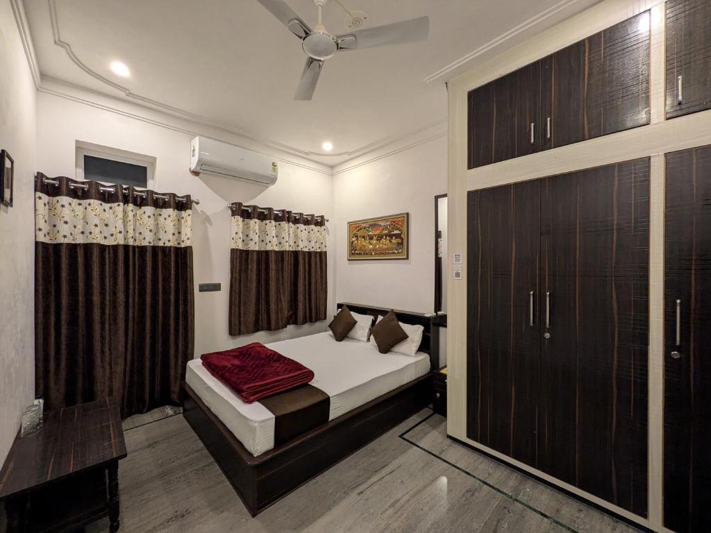 - une chambre avec un lit et une porte coulissante dans l'établissement Gitanjali Homestay by Lake Pichola Udaipur, à Udaipur