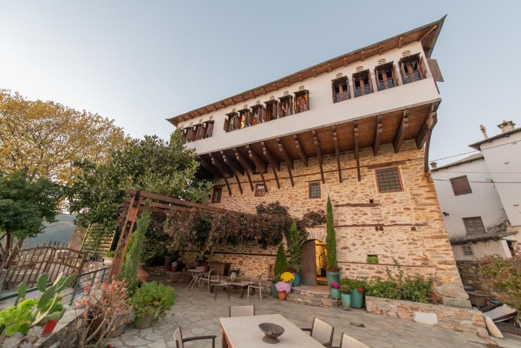 un edificio con un patio delante de él en Αρχοντικό 1716, en Agios Lavredios