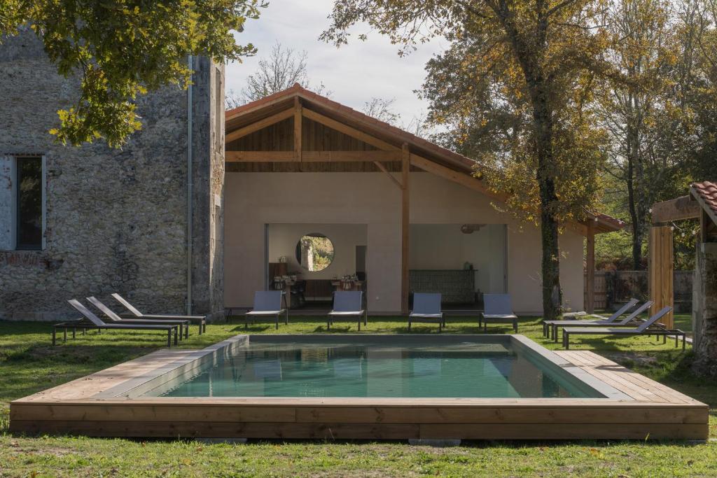a swimming pool in the yard of a house at DOMAINE De PLAISANCE in Cachen