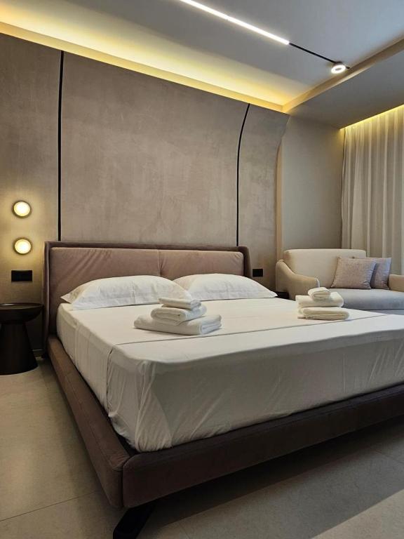 Un dormitorio con una cama grande con dos toallas encima. en Imperial Suites Vlora, en Vlorë