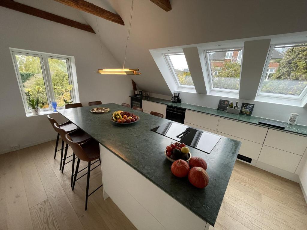 シャルロッテンルンドにあるLuxury home in Elite enclave - All floors heatedのキッチン(フルーツ入りのカウンター付)