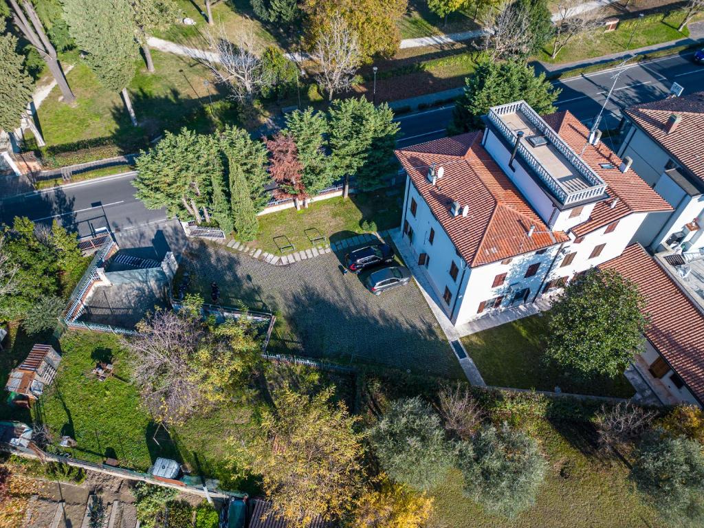 eine Draufsicht auf ein Haus mit Garten in der Unterkunft lakefront and parking - Lakefront Escape in Desenzano del Garda