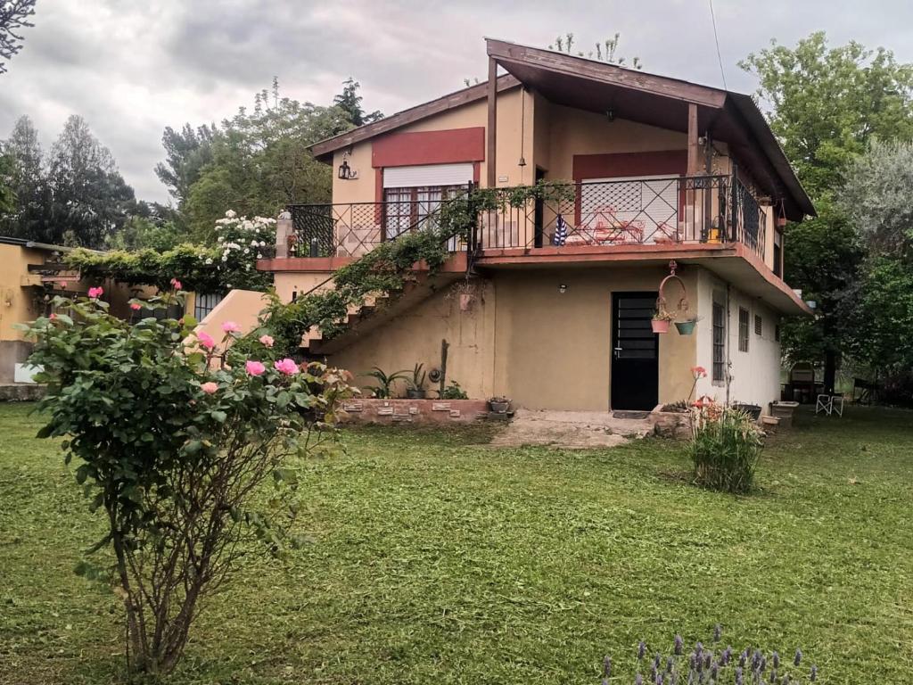 a house with a balcony and a yard at Doña clotilde in Sierra de la Ventana