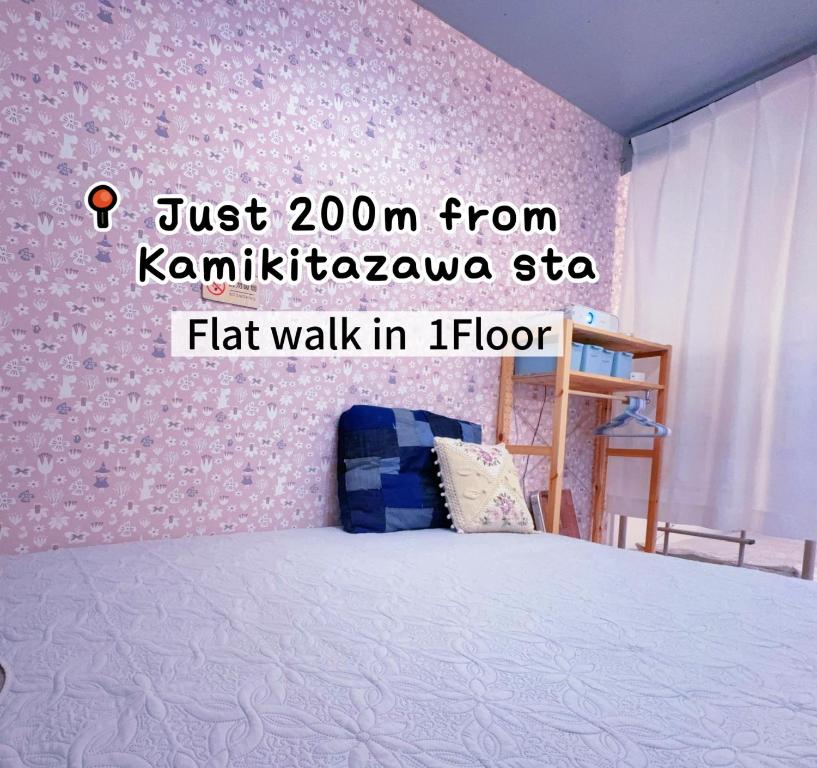 a bedroom with a bed and a pink wall at 2 type room, Akira&chacha guest home杉並区世田谷direct to shinjuku for 13 min 上北沢4分 近涉谷新宿Suitable for three or more people in Tokyo