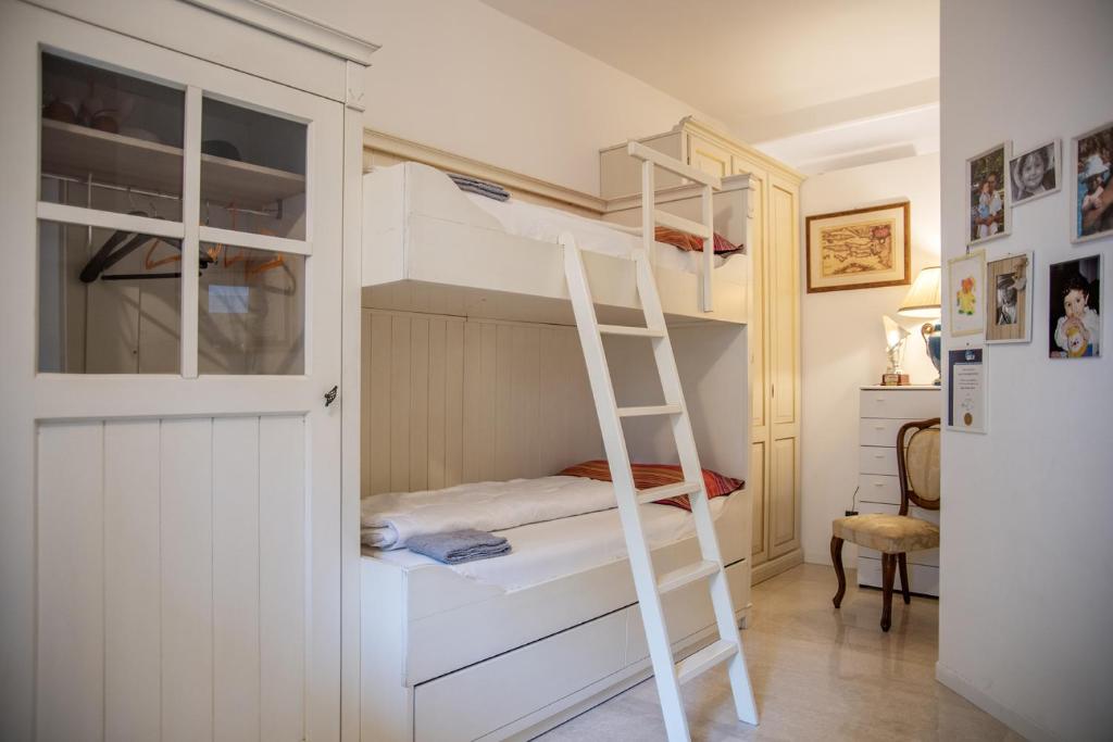 Un dormitorio con una litera con escalera. en Room GIOVY, en San Martino Buon Albergo