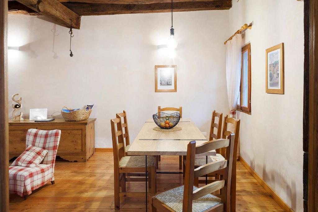 ein Esszimmer mit einem Holztisch und Stühlen in der Unterkunft Villa Il Cortivo 81 in Fratta