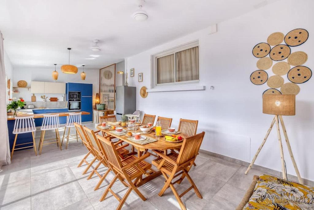 een eetkamer en keuken met een tafel en stoelen bij Kaz du Poete in Saint-Pierre