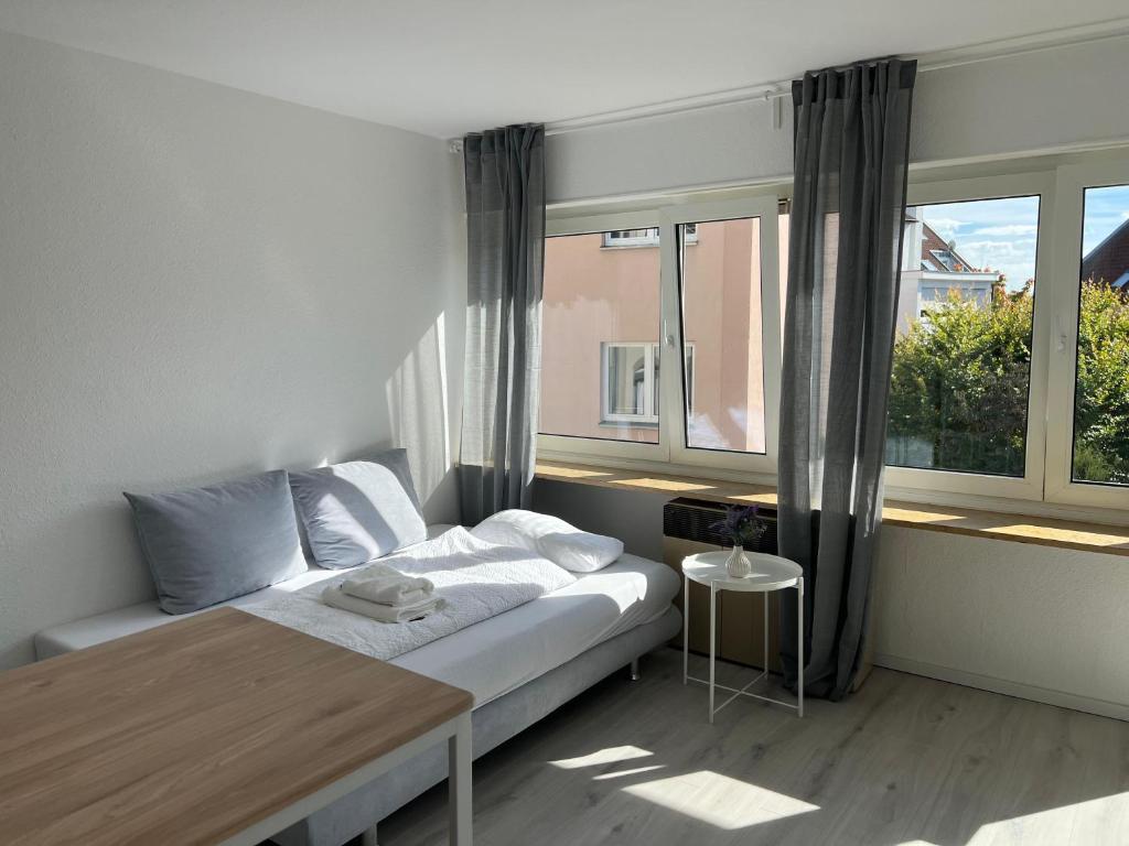 Postel nebo postele na pokoji v ubytování Modernes Apartment nahe Arena & Mercedes Museum