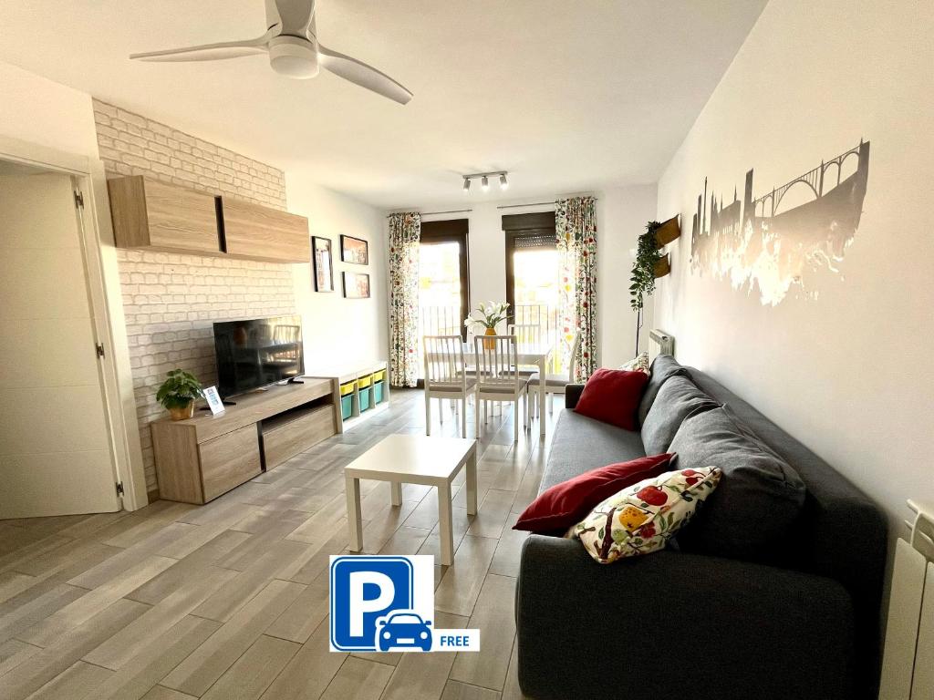 un salon avec un canapé et une table dans l'établissement Puente de la Reina de Teruel, à Teruel