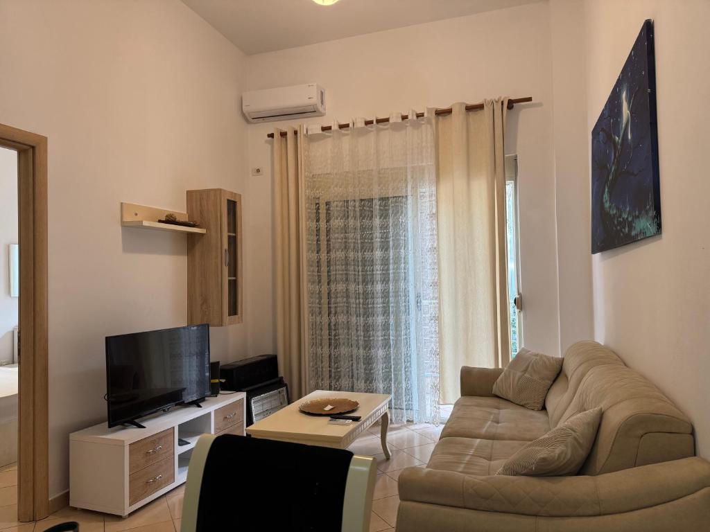 Μια τηλεόραση ή/και κέντρο ψυχαγωγίας στο Cozy 1 Bedroom Apartment steps from the sea in th heart of the beach area