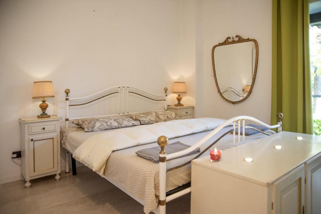 1 dormitorio con 1 cama con espejo y bañera en Room MARTY, en San Martino Buon Albergo