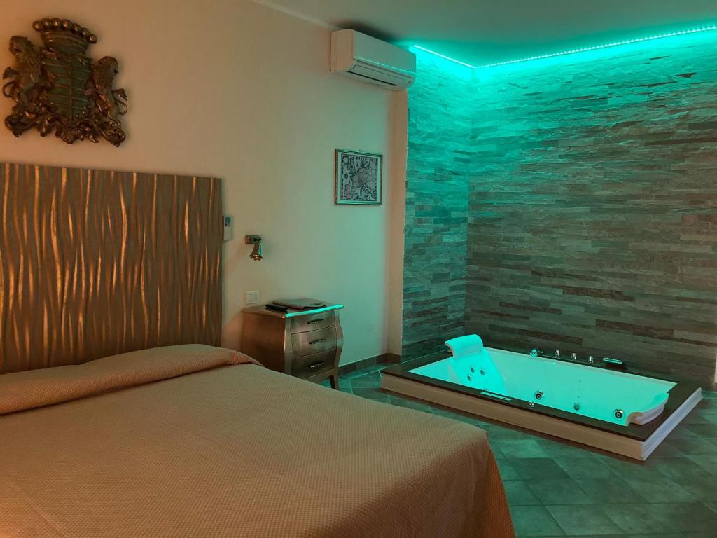 格罗塞托港Tenuta dei Principi的带床和浴缸的卧室