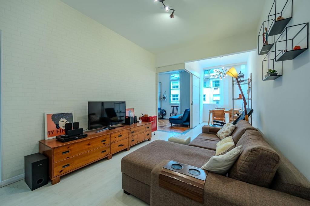 TV a/nebo společenská místnost v ubytování Apartamento Moderno em Copacabana