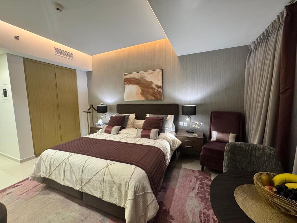 Una cama o camas en una habitación de Prime Location High Floor Furnished Hotel Studio