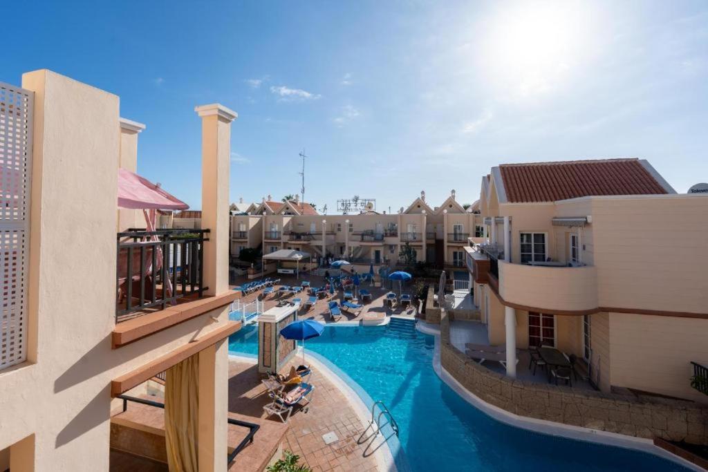 - une vue sur la piscine d'un complexe dans l'établissement Terrace & Pool Hideaway Apartment, à Adeje