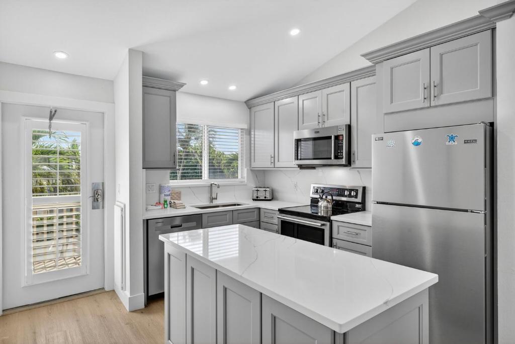 Köök või kööginurk majutusasutuses Welcome to paradise at South Seas Marina Villas 608 on beautiful Captiva Island!