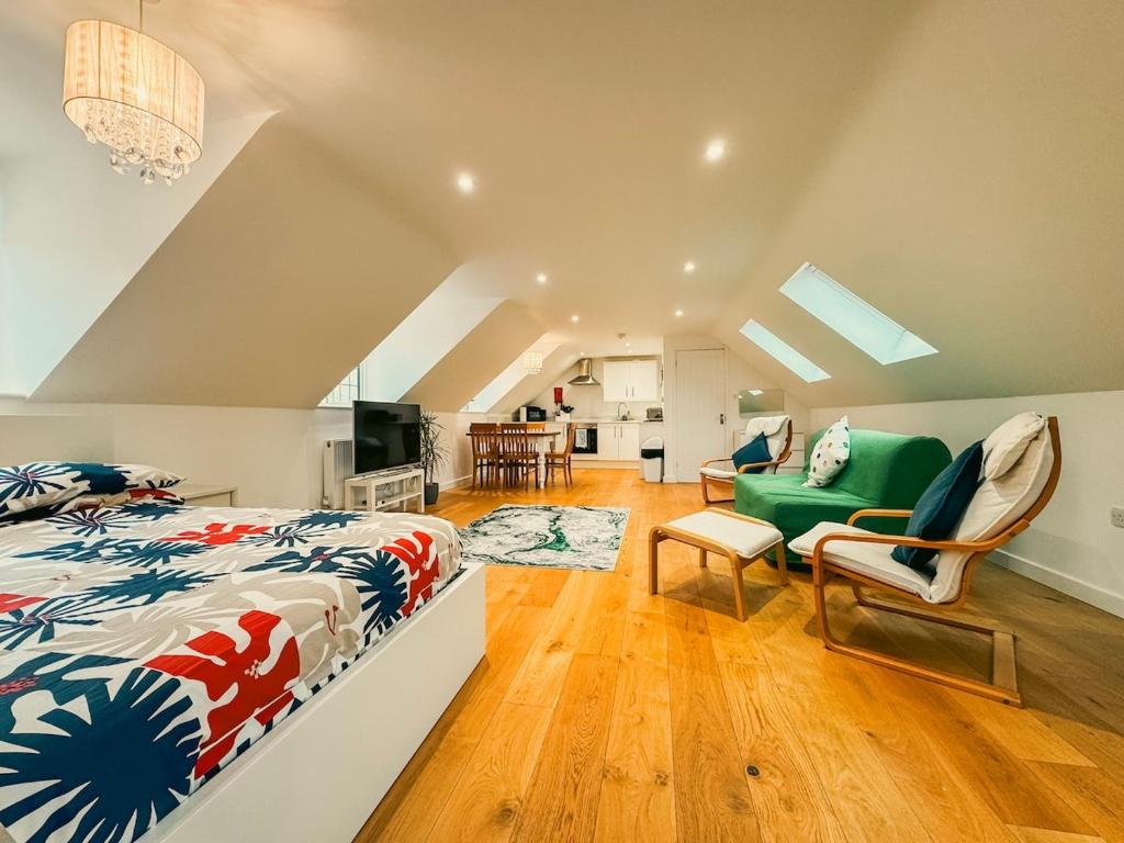 a bedroom with a bed and a living room at New Modern Studio in Chandlers Ford with Parking in Chandlers Ford