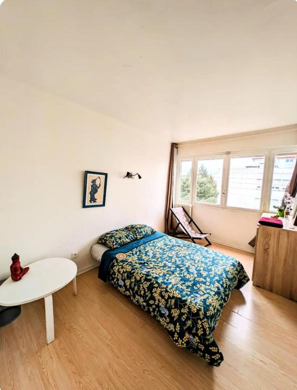a bedroom with a bed and a table in it at ANGLET, Chambre privée, QUINTAOU in Anglet