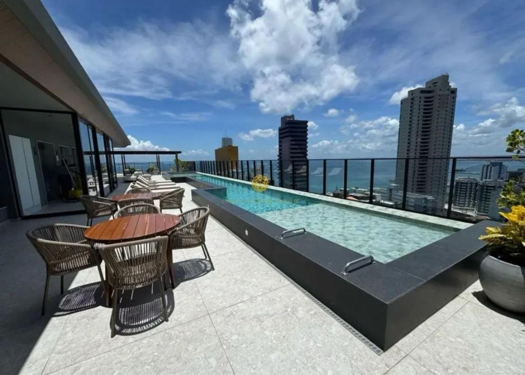 Bazén v ubytování Luxuoso Flat - Salvador Corredor da Vitoria nebo v jeho okolí