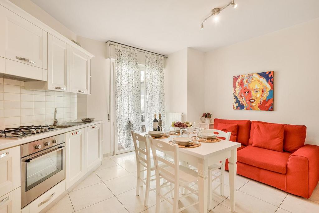 Η κουζίνα ή μικρή κουζίνα στο Incantevole appartamento fronte mare