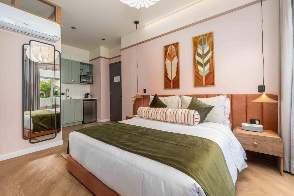 卡利Veca Flats Centenario的一间带大床的卧室和一间厨房