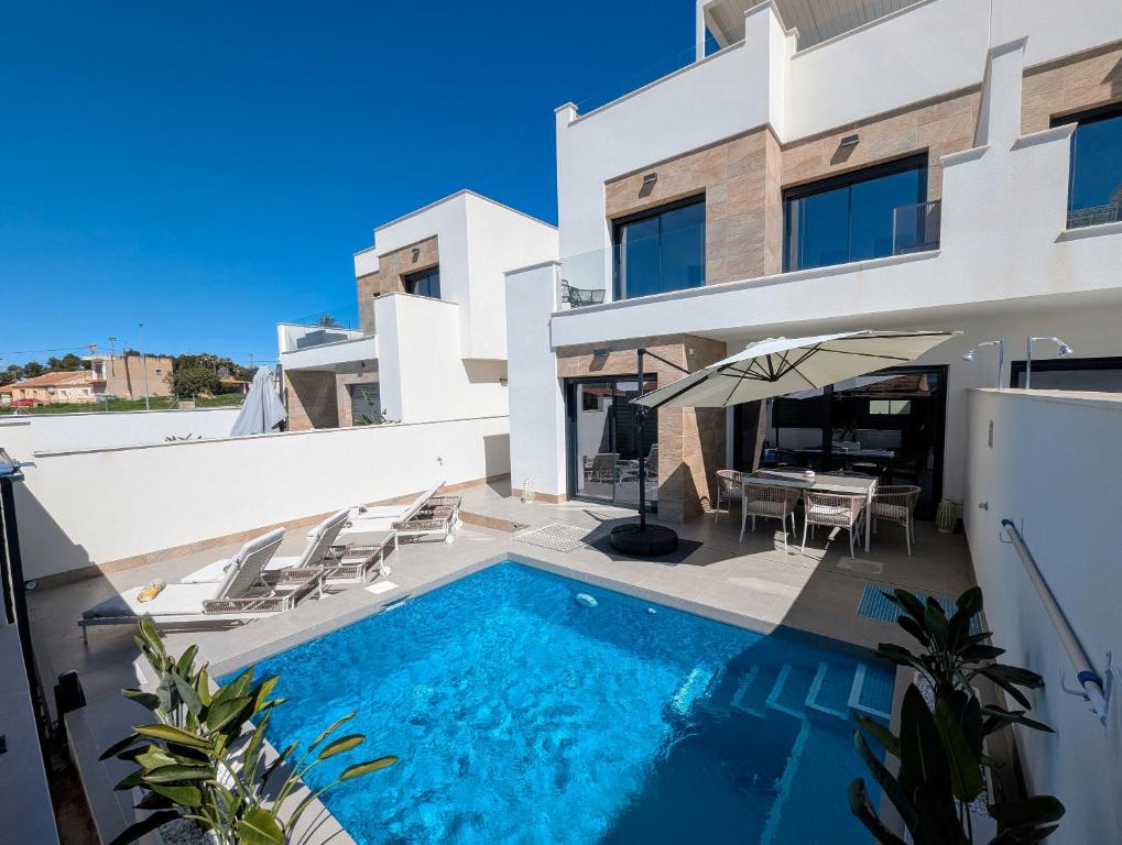 Bazén v ubytování R-40-F Exquisita nebo v jeho okolí