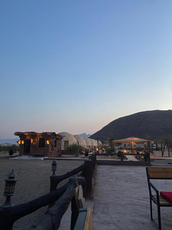 vistas a un patio con montañas de fondo en Adel rum camp bubbles, en Wadi Rum