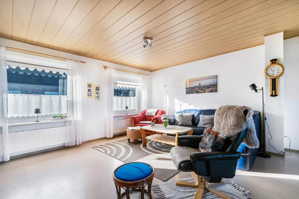 un salon avec un canapé et une table dans l'établissement Whg 3 - Ferien auf einem Resthof, à Schönhagen