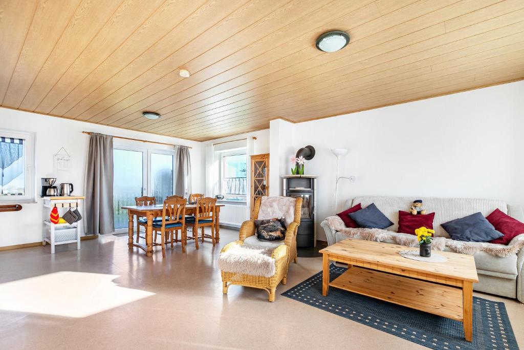 un salon avec un canapé et une table dans l'établissement Whg 4 - Ferien auf einem Resthof, à Schönhagen