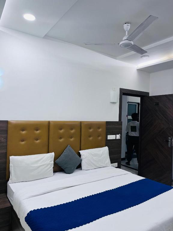 Postel nebo postele na pokoji v ubytování HOTEL MM VAIRO CAFE ,Agra