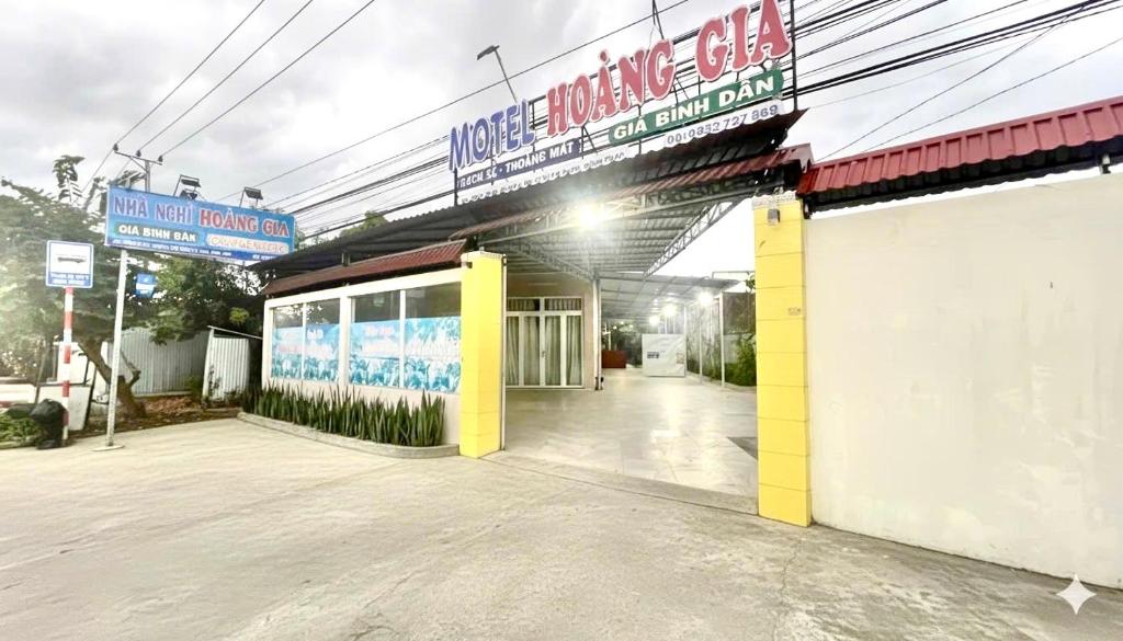 Lai VungにあるNHÀ NGHỈ HOÀNG GIA - TT Lai Vungの正面に看板がある建物